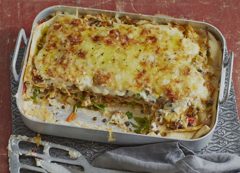 Whole grain lasagne with lentils, cabbage and tomatoes